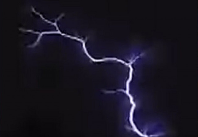 Φλόριντα: Πιλότοι κατέγραψαν σπάνιο καιρικό φαινόμενο - Τι είναι η «φωτιά του Αγίου Έλμου»