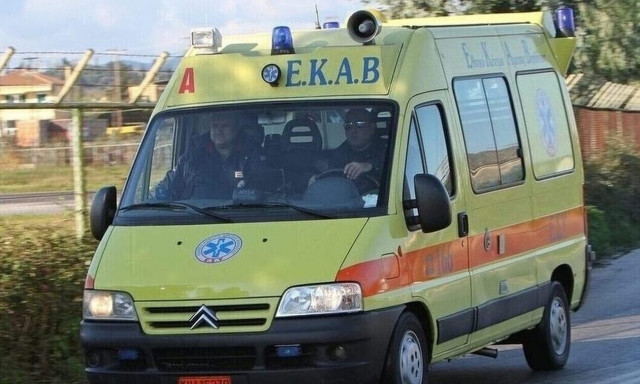 Τήνος: Οι γονείς βρήκαν το παιδί πεσμένο στην αυλή - Μάχη των αστυνομικών για να το σώσουν