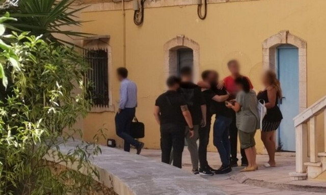 Χανιά: Ελεύθερος ο γιος του κατηγορούμενου αστυνομικού για χρηματισμό – Πότε θα απολογηθεί