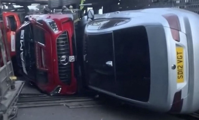 Νταλίκα ανατράπηκε καταστρέφοντας 10 supercars