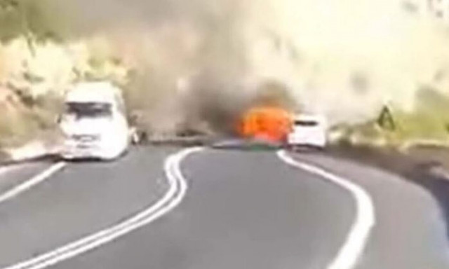 Ηράκλειο: Βίντεο που κόβει την ανάσα - Αυτοκίνητο φλέγεται στην εθνική οδό