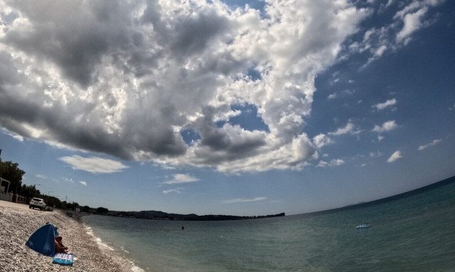 Ο καιρός την Πέμπτη: Έως τις 35 βαθμούς η θερμοκρασία – Πού θα πέσουν βροχές και καταιγίδες