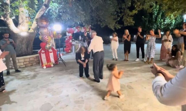92χρονος Κρητικός χορεύει ζεϊμπέκικο με την… δισέγγονή του!