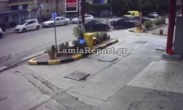 Λαμία: Καρέ - καρέ η εκτροπή αυτοκινήτου στη στροφή