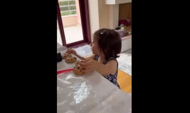 Κρητίκαρος νονός μαθαίνει κρητικά στην βαφτιστήρα του!