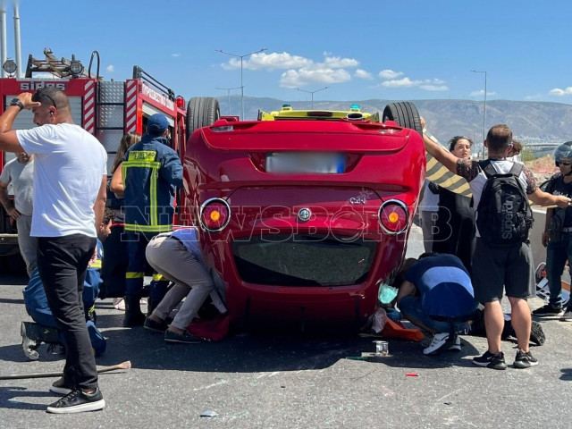 Δύο σφοδρά τροχαία μέσα σε λίγα λεπτά στην Ποσειδώνος – Ανετράπησαν αυτοκίνητα, μία πεζή νοσηλεύεται