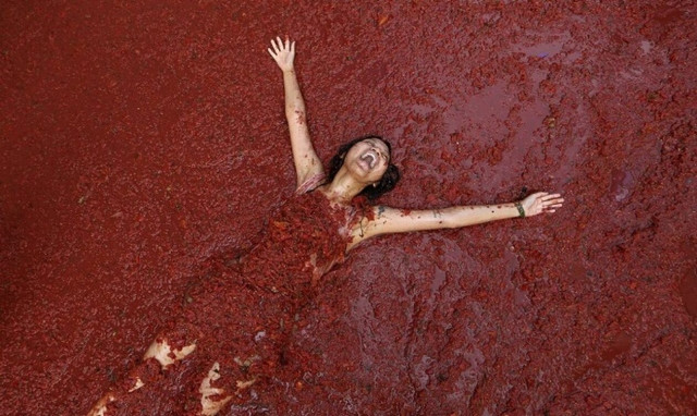 Μοναδικές εικόνες από τον πόλεμο... της ντομάτας: Η ισπανική πόλη που βάφτηκε κόκκινη