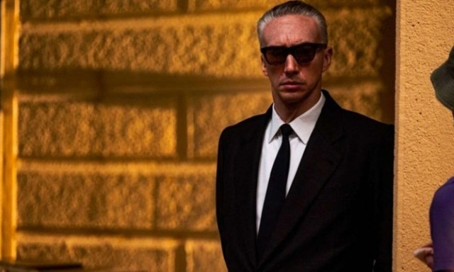 Ο Άνταμ Ντράιβερ μεταμορφώνεται σε Έντζο Φεράρι και είναι αγνώριστος