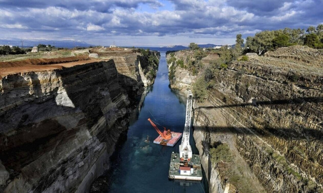 Φορτηγό πλοίο προσέκρουσε στον δίαυλο της διώρυγας της Κορίνθου