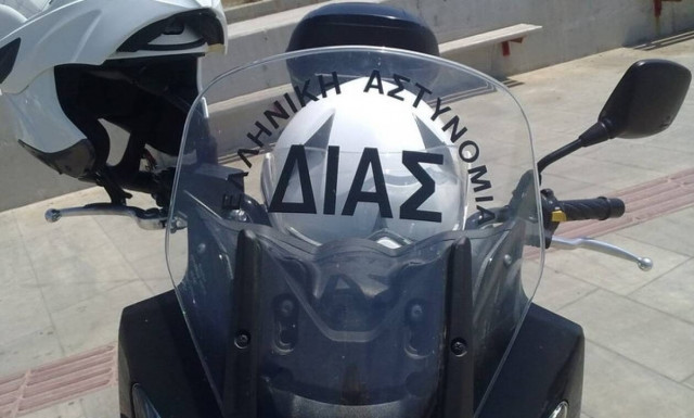 Λάρισα: Με χειροπέδες ανήλικοι που έκλεψαν όχημα και οι μητέρες τους για παραμέληση εποπτείας