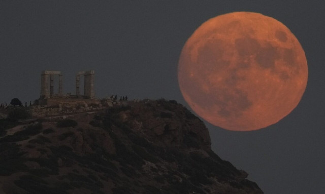 Μπλε φεγγάρι: Μάγεψε η δεύτερη υπερπανσέληνος του Αυγούστου