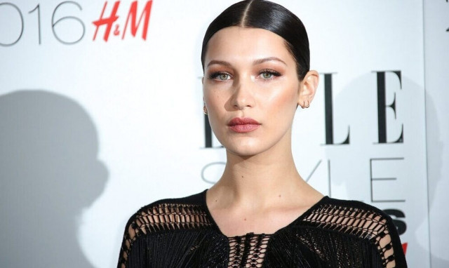 Μπέλα Χαντίντ: Ποζάρει σαν Ελληνίδα θεά στις διακοπές της στα Νησιά Κέιμαν