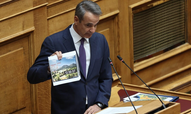 «Δεν έκαναν βήμα πίσω απέναντι στις φλόγες» - Η ανάρτηση που επικαλέστηκε ο Μητσοτάκης στη Βουλή