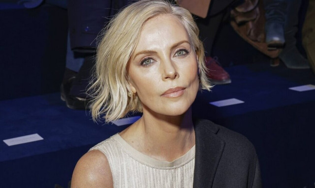 Σαρλίζ Θερόν: Το στιλιστικό ατόπημα της δεκαετίας του '90 που τη «στοιχειώνει» ακόμη