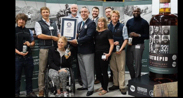 Συλλέκτης από το Βιετνάμ αγόρασε το μεγαλύτερο μπουκάλι ουίσκι στον κόσμο