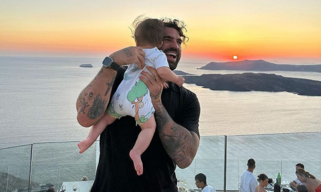 Δημήτρης Αλεξάνδρου: Εύχεται «καλό μήνα» με μία φωτογραφία του γιου του