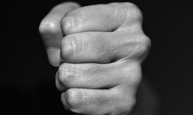 Αυστηρότερες ποινές για ενδοοικογενειακή βία: Φυλακή για σωματικές βλάβες και καταδίκη για απειλές