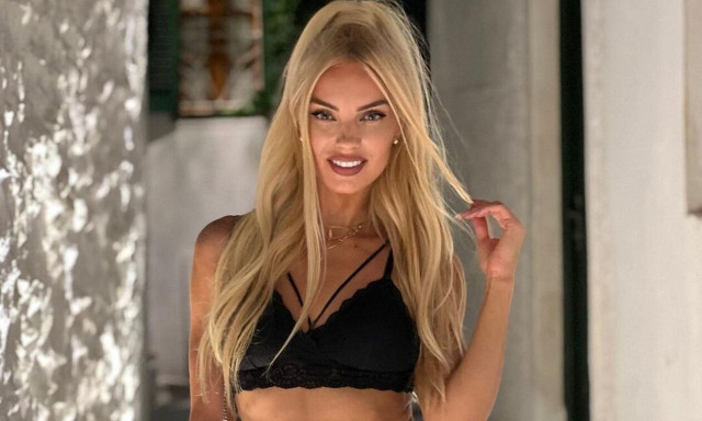 Τζούλια Νόβα: Τράβηξε όλα τα βλέμματα με το αποκαλυπτικό της μπικίνι στη Μύκονο