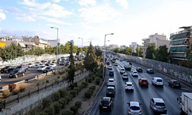 Ακινητοποιημένη νταλίκα στην άνοδο του Κηφισού - Μικρά προβλήματα στην κυκλοφορία