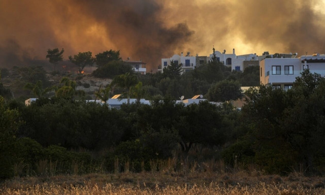 Πυρκαγιές στη Ρόδο: «Είδα το σπίτι μου να καίγεται στο Facebook» - Οδοιπορικό του Guardian στο νησί