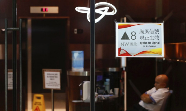 Συναγερμός στην Κίνα για τον τυφώνα Σάολα: Μητρόπολη-φάντασμα η Σεντζέν - Δείτε live εικόνα