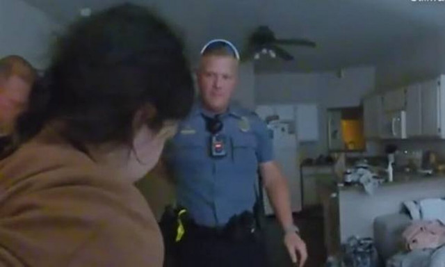 ΗΠΑ: Αστυνομικοί συλλαμβάνουν 19χρονη που κακοποίησε σεξουαλικά την 3χρονη κόρη του συντρόφου της
