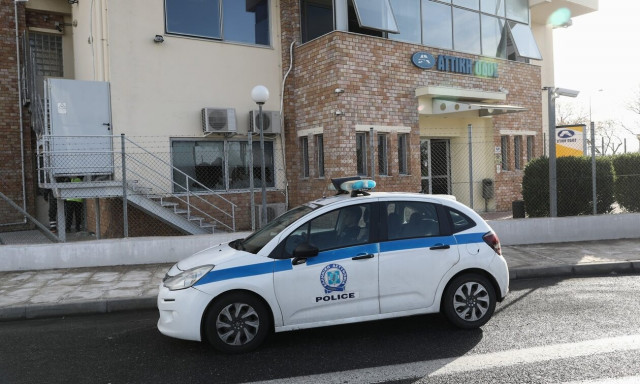 Συναγερμός στην Αττική Οδό: Ηλικιωμένη περπατάει πεζή - Αρνείται να απομακρυνθεί