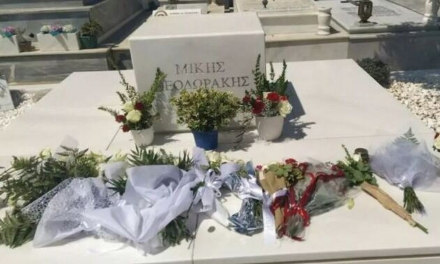 Χανιά: Δύο χρόνια από το θάνατο του Μίκη Θεοδωράκη – Εικόνες από το μνημόσυνο στον Γαλατά