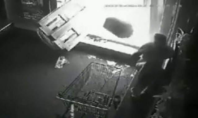 Λεμεσός: Η στιγμή που άστεγος δέχεται επίθεση την ώρα που κοιμάται