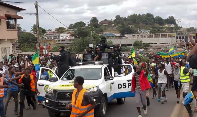 Πραξικόπημα στην Γκαμπόν: Εγκλωβισμένοι Ελληνίδα και ο 13χρονος γιος της - Άμεσες ενέργειες του ΥΠΕΞ
