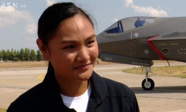 H πιλότος που έφερε το F-35 στους ελληνικούς ουρανούς