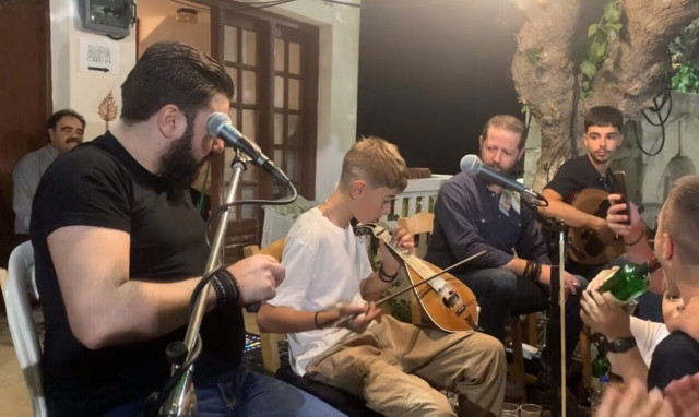 Viral ο μικρός Ελληνοκαναδός που έμαθε λύρα μόνος του - Συγκίνησε σε γλέντι στο Ηράκλειο