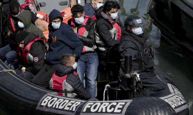 Βρετανία: 872 μετανάστες πέρασαν στη χώρα μέσα σε μια μέρα - Αριθμός ρεκόρ για το 2023