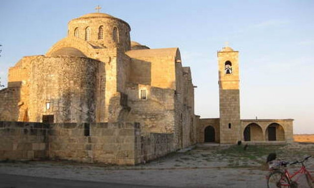 Λειτουργία στο μοναστήρι Απόστολου Βαρνάβα στην αρχαία Σαλαμίνα Κύπρου