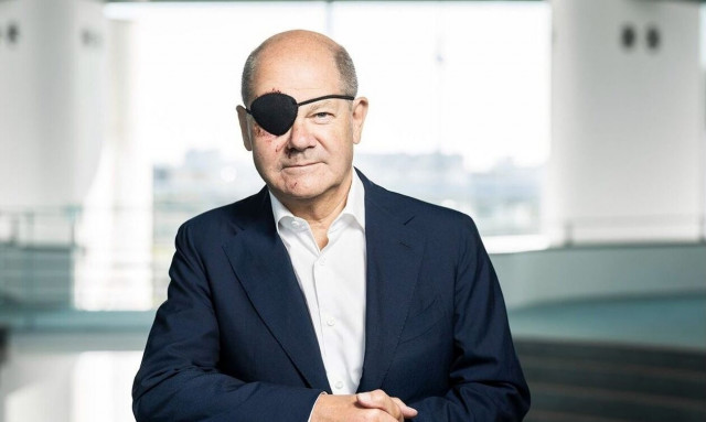 Ο Όλαφ Σολτς με καλυμμένο μάτι μετά το ατύχημα που είχε