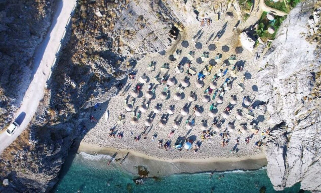 Tαξιδεύοντας στις μαγευτικές παραλίες με τα κρυστάλλινα νερά στο νότιο Ρέθυμνο (vid)