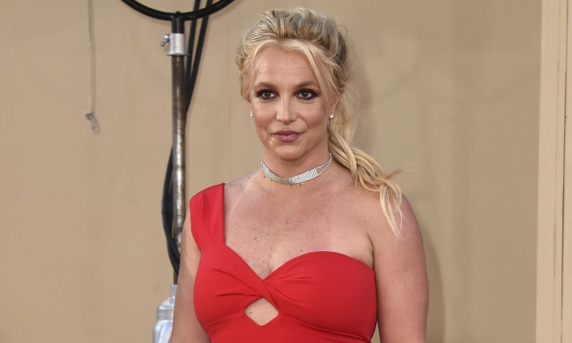 Μπρίτνεϊ Σπίαρς: Κάνει ιππασία στην έρημο... τόπλες