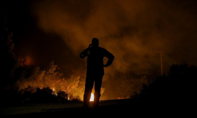 Υπό μερικό έλεγχο η πυρκαγιά σε εργοστασιακό χώρο στον Ασπρόπυργο – Μεγάλες υλικές ζημιές