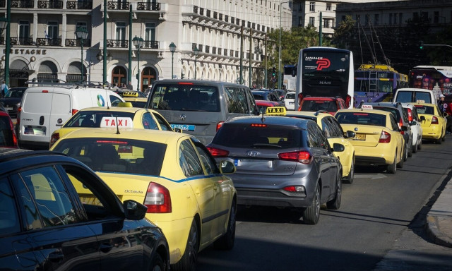 Κίνηση στους δρόμους: Καθυστερήσεις στην Αττική Οδό - Μποτιλιάρισμα στο κέντρο