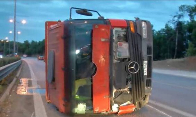 Θεσσαλονίκη: Μποτιλιάρισμα στην περιφερειακή - Ντελαπάρισε νταλίκα με έναν τραυματία