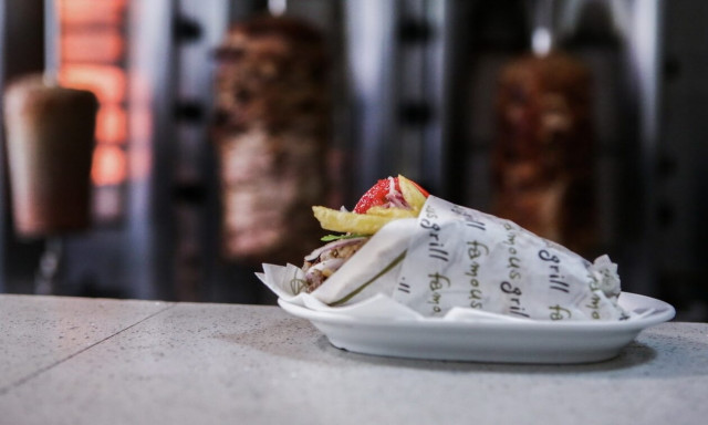 Και το σουβλάκι… είδος πολυτελείας: Ραγδαία άνοδος της τιμής σε όλη τη χώρα