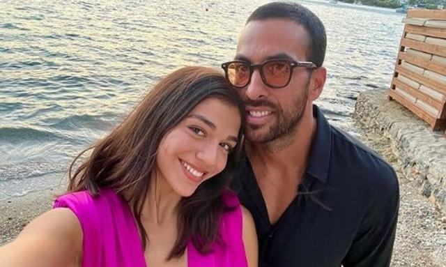 Μελίνα Νικολαΐδη: Αγκαλιά με τον Αλέξανδρο Πολυχρονιάδη με φόντο το ηλιοβασίλεμα