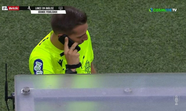 Πορτογαλία: Η viral στιγμή της χρονιάς! Ο διαιτητής πήρε τηλέφωνο τον VAR στο Πόρτο – Αρούκα (video)