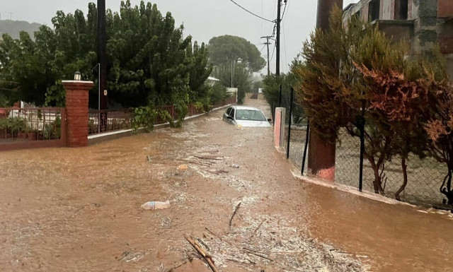 Κακοκαιρία Daniel - Σκιάθος: Οδηγοί εγκλωβίστηκαν μέσα στα οχήματά τους