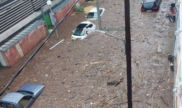 Κακοκαιρία Daniel: Εικόνες αποκάλυψης στον Βόλο - Βυθίστηκαν αυτοκίνητα, διασώσεις με βάρκες