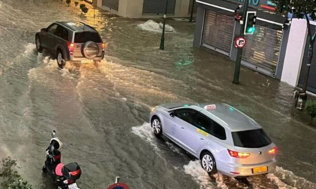 Κακοκαιρία Daniel: Δρόμοι ποτάμια στον Βόλο - Εικόνες από τη νεροποντή στην πόλη