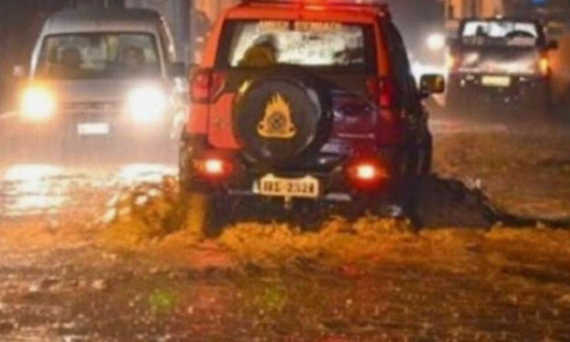 Βόλος: Εγκλωβίστηκαν αυτοκίνητα στον περιφερειακό - Νερά “μπάζει” το Νοσοκομείο