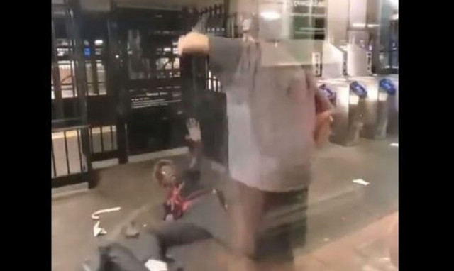 Άγριος ξυλοδαρμός γυναίκας στο μετρό της Νέας Υόρκης - Πάνω από 50 χτυπήματα με μπαστούνι