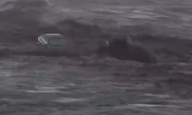 Κακοκαιρία Daniel - Βόλος: Βίντεο με αυτοκίνητα μέσα στη θάλασσα στον Άγιο Ιωάννη Πηλίου
