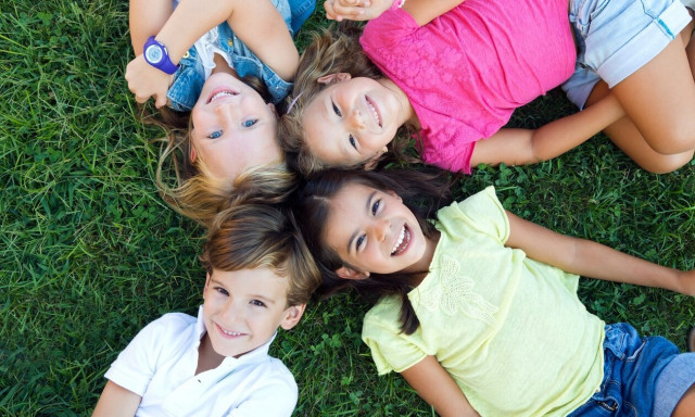 Πώς το σχολείο, ο κοινωνικός περίγυρος και το διαδίκτυο επηρεάζουν ένα παιδί;